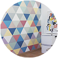 proceso de pintado de la pared pintada con triángulos multicolores del vertedero esta lleno de Picassos